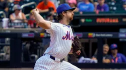 Nolan McLean #26 of the New York Mets pitches to the Texas Rangers.