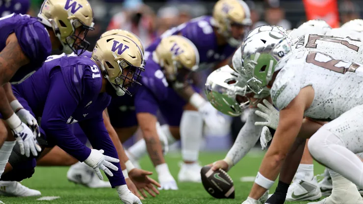 Washington Huskies and Oregon Ducks players line up for a play during the fourth quarter in 2023.
