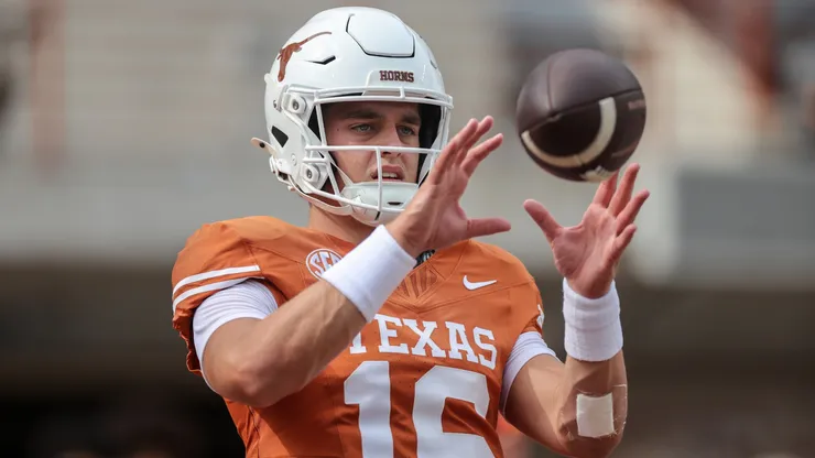Arch Manning #16 of the Texas Longhorns.
