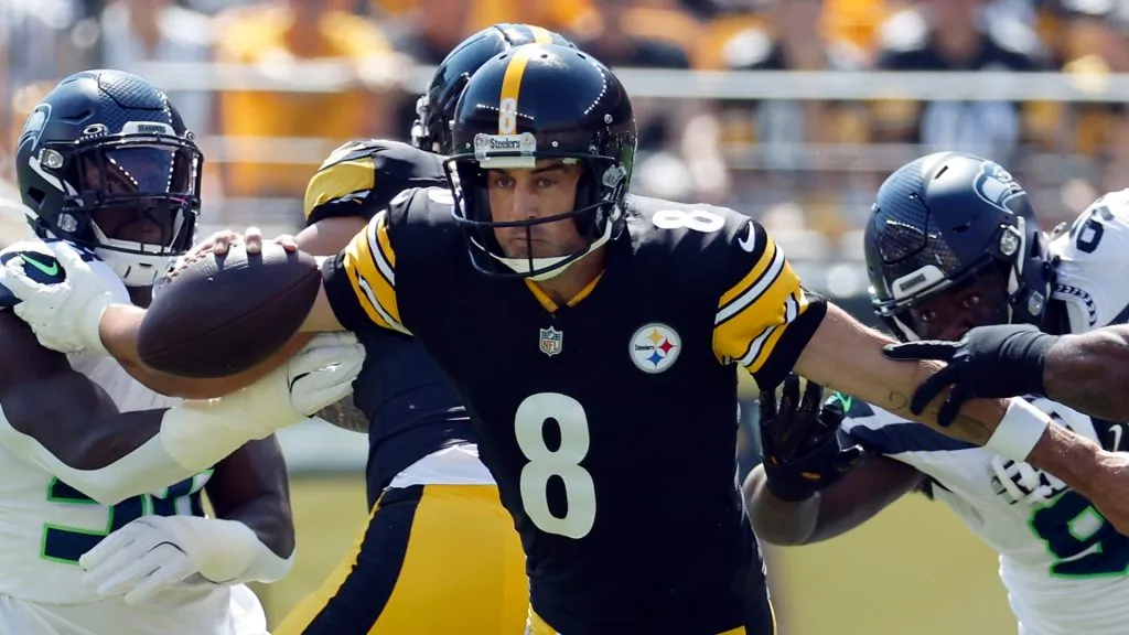 Aaron Rodgers pressured by the Seahawks.