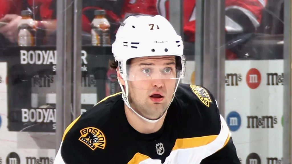 Oliver Wahlstrom skating to the puck