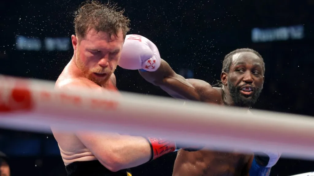 Canelo Alvarez (L) takes a punch from Terence Crawford. (Photo by Steve Marcus/Getty Images)