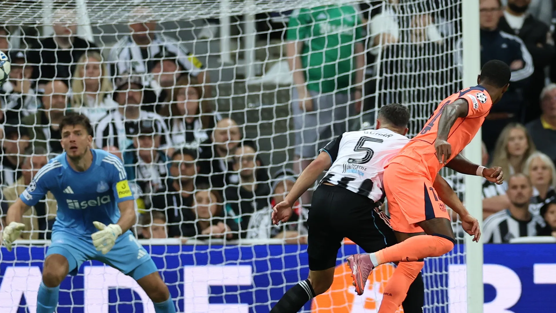 Marcus Rashford of FC Barcelona scoring vs Newcastle.