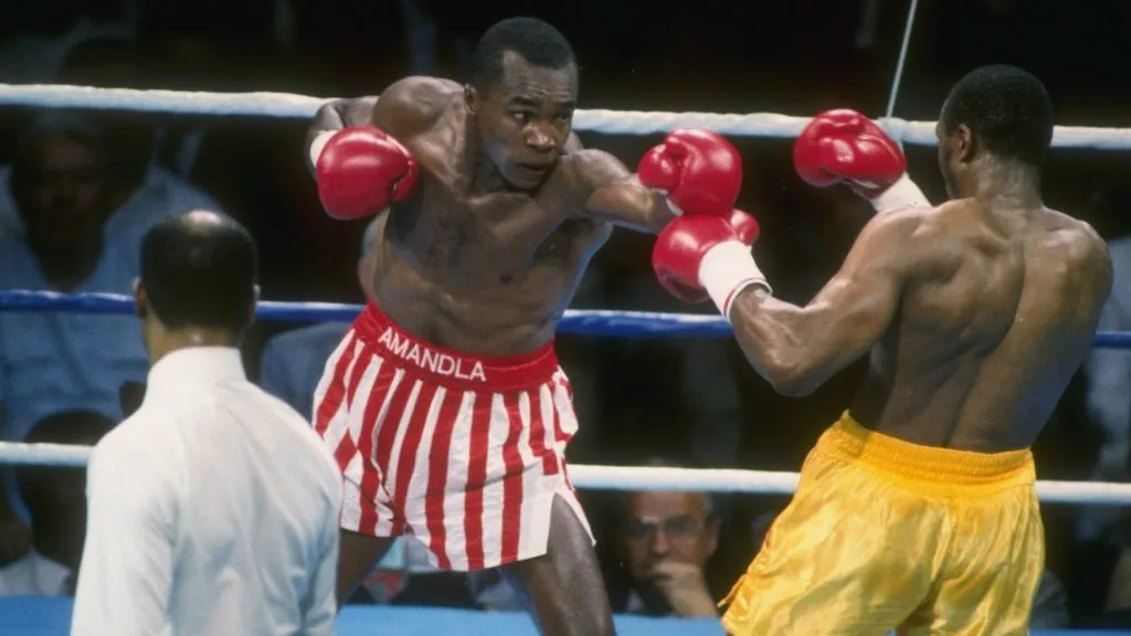 Sugar Ray Leonard (left) and Thomas Hearns trade blows during a bout. (Source: Allsport / Getty Images)