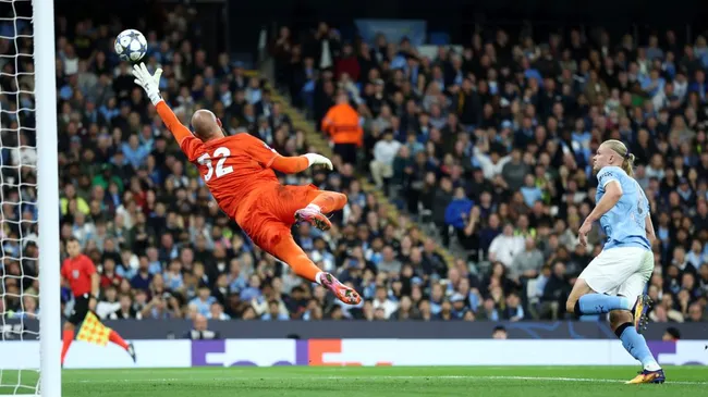 Erling Haaland scores his 50th Champions League goal against Napoli. (Dan Istitene/Getty Images)