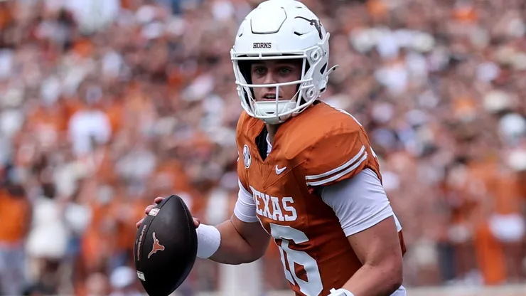 Arch Manning #16 of the Texas Longhorns.