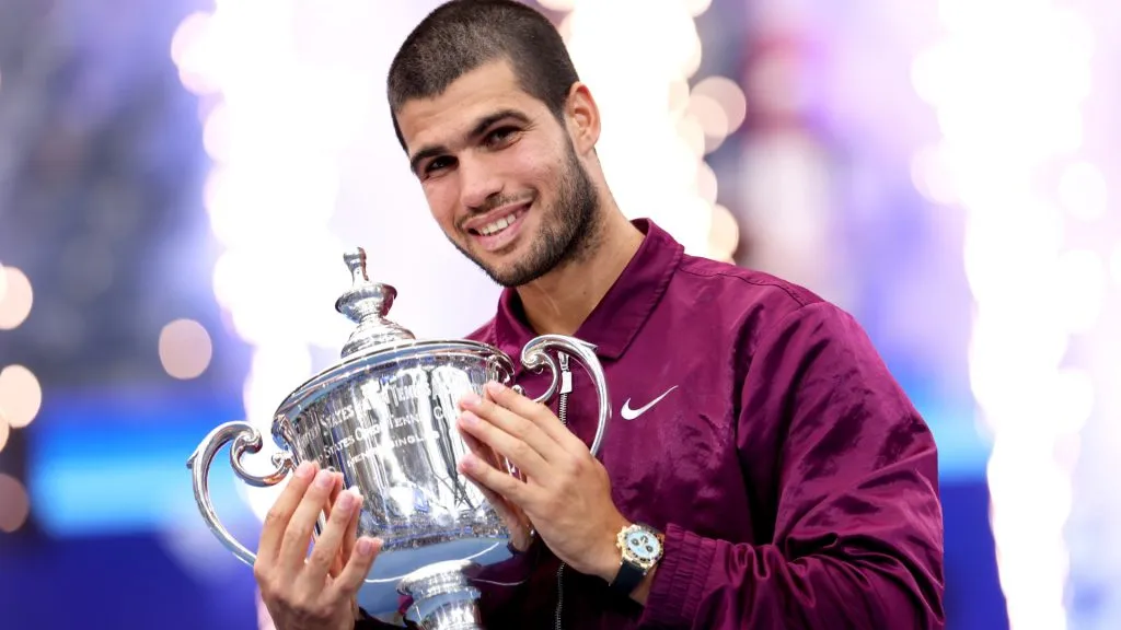 Carlos Alcaraz poses with the 2025 US Open trophy. (Clive Brunskill/Getty Images)