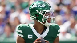 Justin Fields #7 of the New York Jets looks to pass.