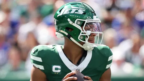 Justin Fields #7 of the New York Jets looks to pass.