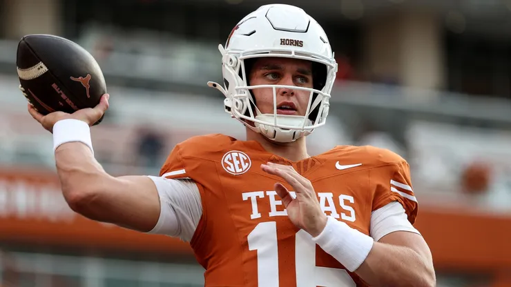 Arch Manning #16 of the Texas Longhorns warms up.
