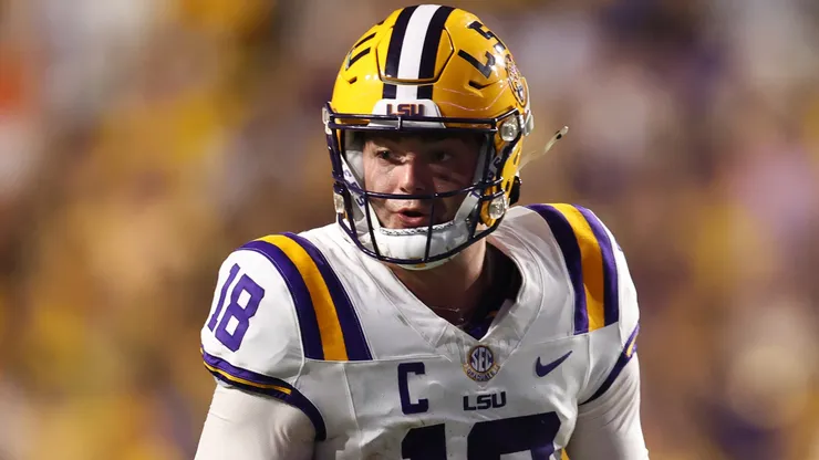 Garrett Nussmeier #18 of the LSU Tigers.