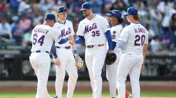 New York Mets players talking.