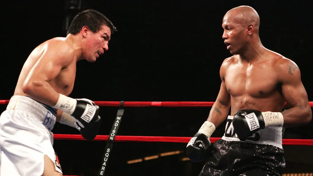 Carlos Baldomir charges at Zab Judah during their undisputed World Welterweight Championship fight. (Source: Al Bello/Getty Images)