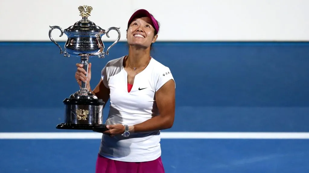 Li Na holds the Australian Open cup after winning the final in 2014. (Matt King/Getty Images)