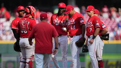 Cincinnati Reds players discussing a play in the mound.
