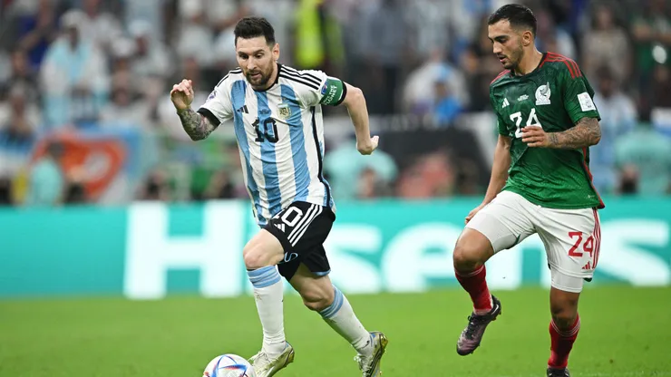 Lionel Messi with the ball during a 2022 World Cup game against Mexico.