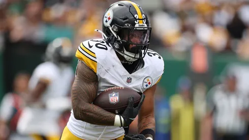 Jaylen Warren #30 of the Pittsburgh Steelers runs with the ball.