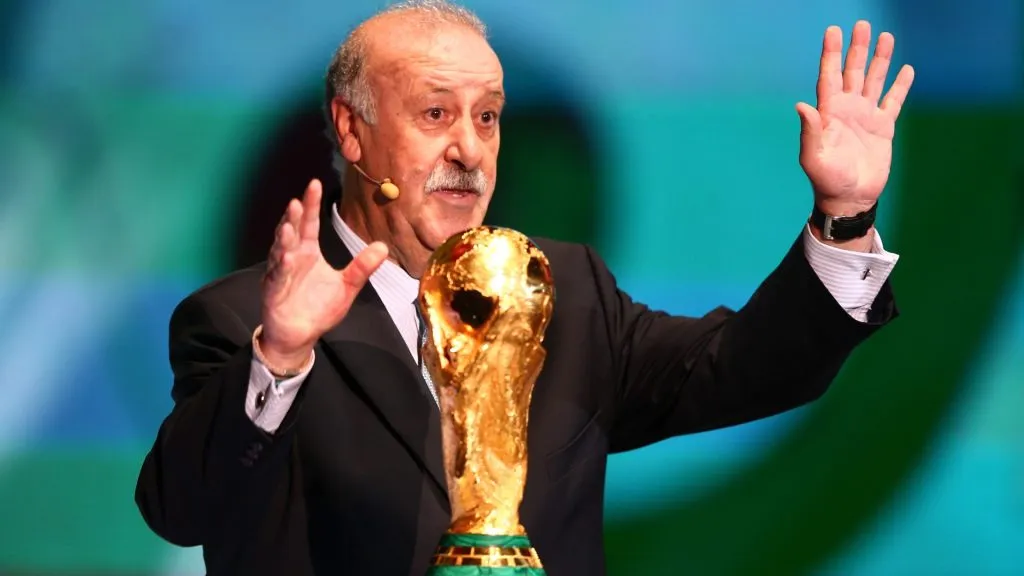 Vicente del Bosque speaks to the audience behind the World Cup trophy in 2014. (Source: Clive Mason/Getty Images)