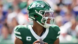Justin Fields #7 of the New York Jets looks to pass.