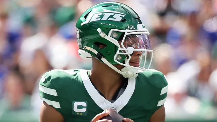 Justin Fields #7 of the New York Jets looks to pass.