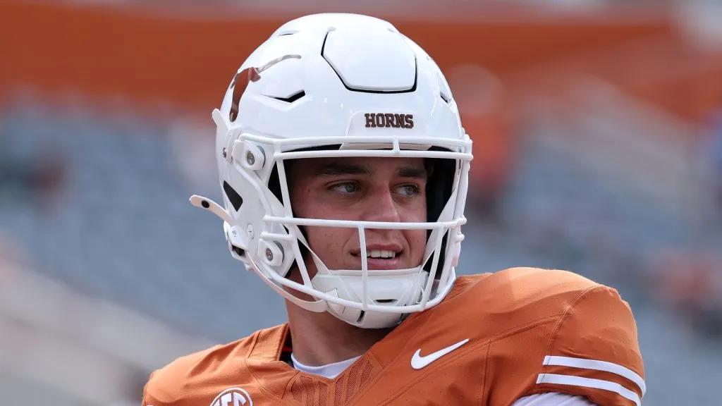 Arch Manning throwing a pass