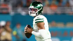 Justin Fields #7 of the New York Jets looks to pass.