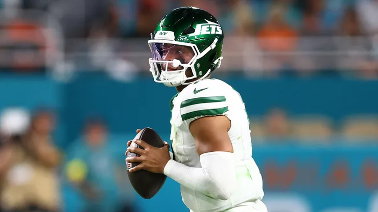 Justin Fields #7 of the New York Jets looks to pass.