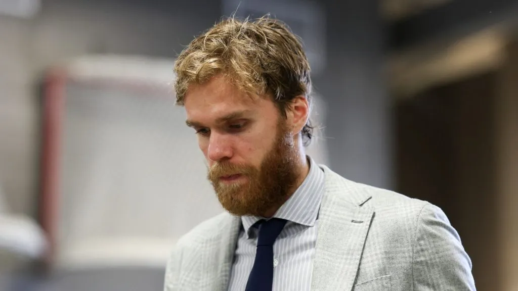 Connor McDavid walking into the arena