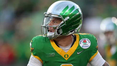 Dillon Gabriel #8 of the Oregon Ducks.