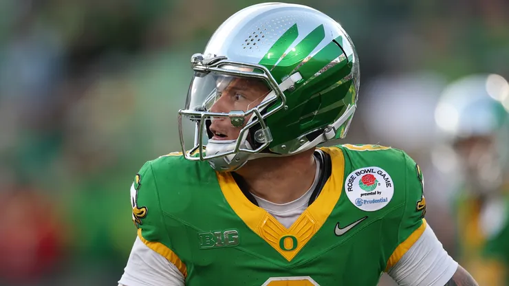 Dillon Gabriel #8 of the Oregon Ducks.