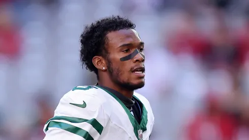 Garrett Wilson walks across the field on November 10, 2024 in Glendale, Arizona.