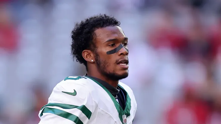 Garrett Wilson walks across the field on November 10, 2024 in Glendale, Arizona.