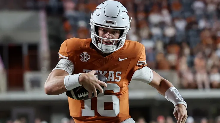Arch Manning #16 of the Texas Longhorns.
