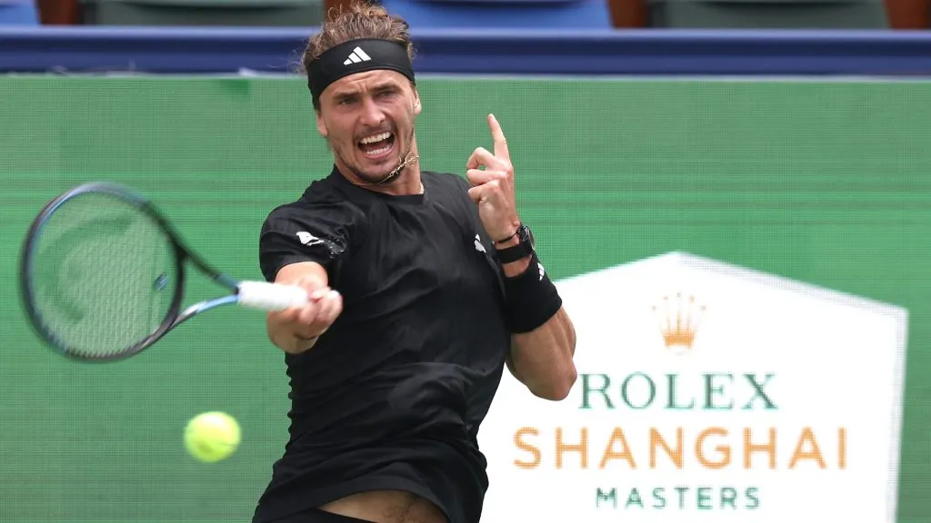 Alexander Zverev in action during the 2025 Shanghai Masters. (Hu Chengwei/Getty Images)