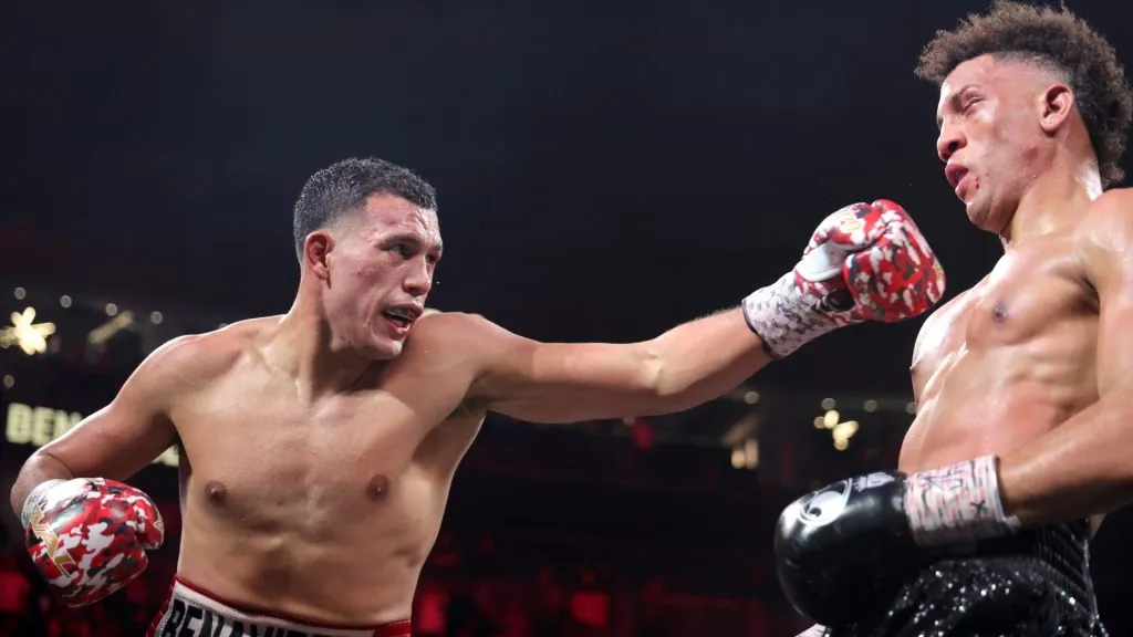 David Benavidez (L) punches WBA light heavyweight champion David Morrell Jr. during the 12th round of a title fight. (Photo by Steve Marcus/Getty Images)