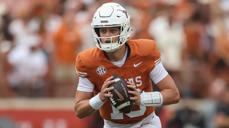 Arch Manning #16 of the Texas Longhorns.