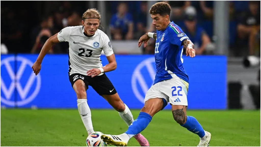 Giovanni Di Lorenzo of Italy in action challenges for the ball with Vlasiy Sinyavskiy of Estonia ā Mattia Ozbot/Getty Images