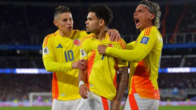 Luis Diaz of Colombia celebrates with teammates James Rodriguez and Richard Rios. (Marcelo Endelli/Getty Images)