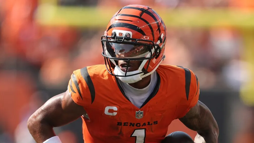 Ja'Marr Chase runs with the ball.