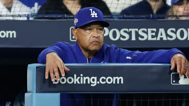 Dave Roberts looks on against the Philadelphia Phillies.