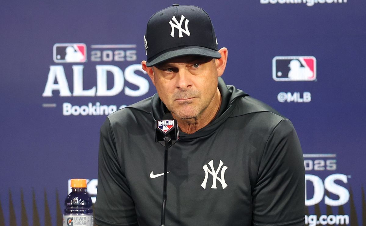 Aaron-Boone-talking-with-the-