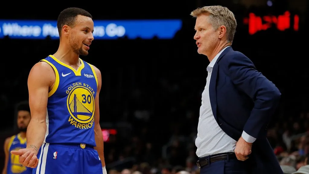 Stephen Curry and Steve Kerr during an NBA game in 2018. (Getty Images)