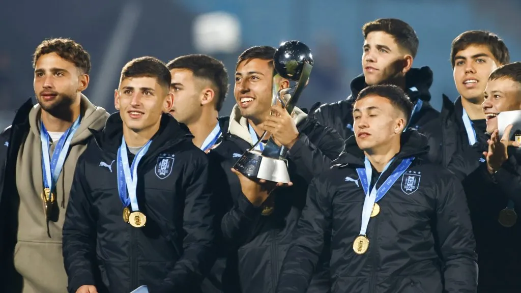 Teammates of Uruguay U20 celebrate with the 2023 FIFA U20 World Cup trophy. (Source: Ernesto Ryan/Getty Images)