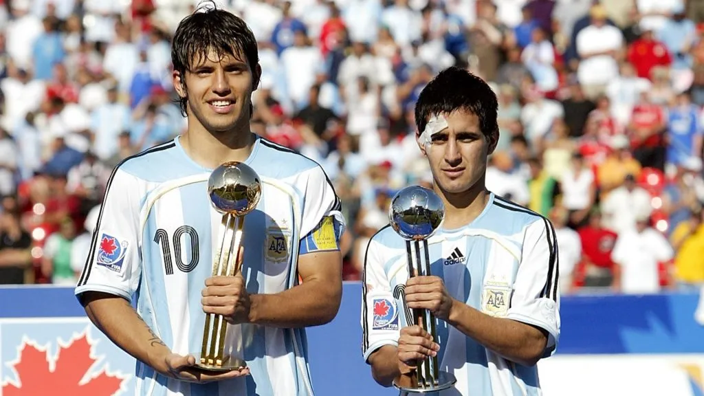 Sergio Aguero and Maximiliano Moralez with the FIFA U-20 World Cup Canada trophy in 2007. (Source: Dave Sandford/Getty Images)