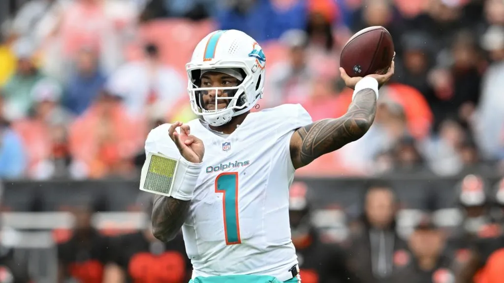 Tua Tagovailoa throwing a pass against the Browns.