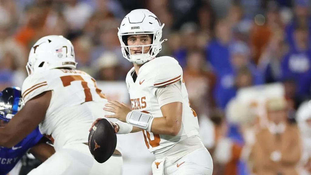 Arch Manning throwing a pass