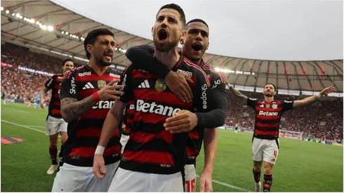 Jorginho of Flamengo celebrates with teammates