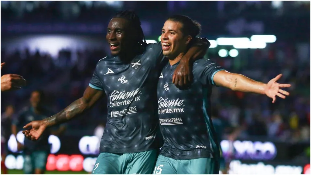 Bryan Colula (R) and Luiz Teodora of Mazatlan – Sergio Mejia/Getty Images