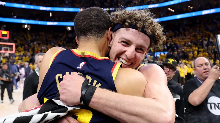 Brandin Podziemski #2 and Stephen Curry #30 of the Golden State Warriors celebrate.