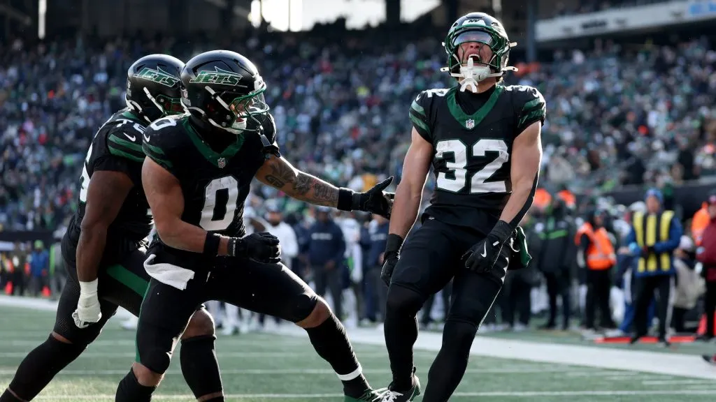 Isaiah Davis #32 of the New York Jets celebrates his touchdown with teammate Braelon Allen #0 